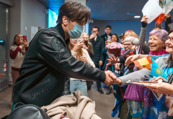 Dimash Qudaibergen Receives a Musical Instrument Included in Latvia’s Cultural Canon