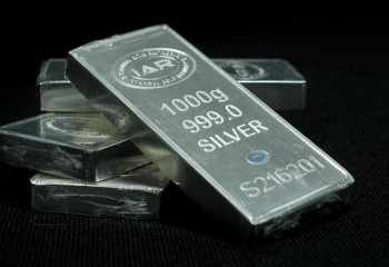 Silver outpaces gold, sparking debate over shifting dynamics in precious metals