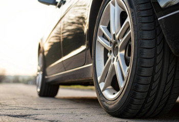 Geely показала электрокроссовер, который разворачивается на месте