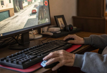 86-летний аташка лечится с помощью Counter-Strike: когда видеоигры возвращают нам здоровье