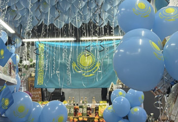 Торты и прилавки в казахстанских флагах: как малый бизнес празднует День Независимости РК