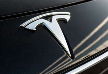 Акции Tesla выросли после тестов беспилотника без людей в салоне