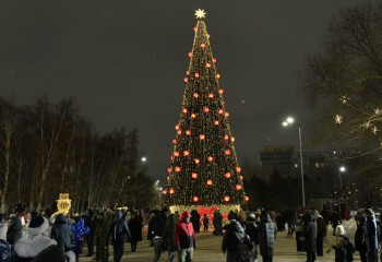 В Астане зажгли главную елку в парке Ататюрка