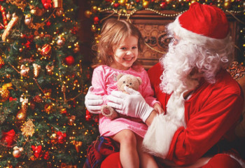 Неліктен балалар Аяз атаға сенеді: психологтар анықтаған үш себеп