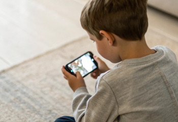 Использование гаджетов может влиять на тревожность и принятие решений у детей – исследование