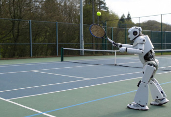 Гуманоидный робот из Китая вышел на корт и сыграл в теннис с человеком