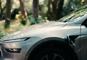 Слежка за хозяином и слабый металл: в чем обвиняют новые авто