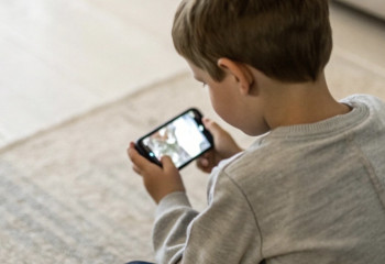 Social media time does not increase teenagers’ mental health problems – study