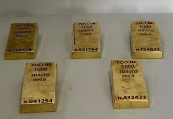 Gold hits fresh record