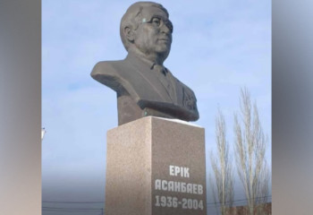 Кто был первым вице-президентом Казахстана: в родном селе Ерику Асанбаеву поставили памятник