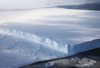 Әлемдегі ең алып айсберг еріп жатыр: одан қандай қауіп бар?