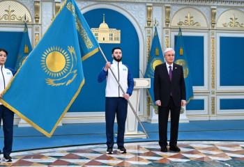 Қысқы Олимпиада: Тоқаев ұлттық құрама спортшыларына Мемлекеттік туды табыстады