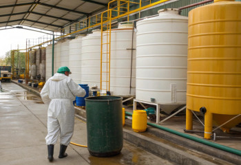 Отработанное масло превратили в прочный клей и перерабатываемый пластик