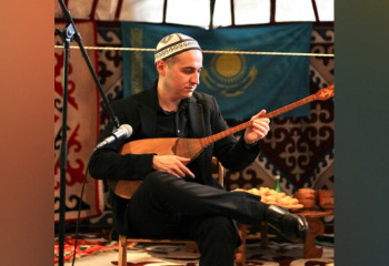 «Где есть буква “Қ” — туда меня тянет»: чешский номад о казахском языке, домбре и живой памяти степи