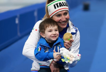 «Бірден ұлын құшақтады»:  Миландағы қысқы Олимпиададағы жүрек жылытар оқиғалар