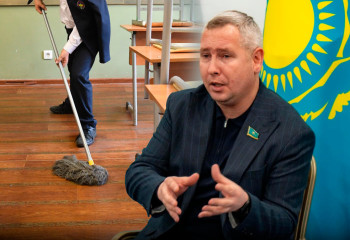 Мектепте балаларға еден жуғызу керек - депутат