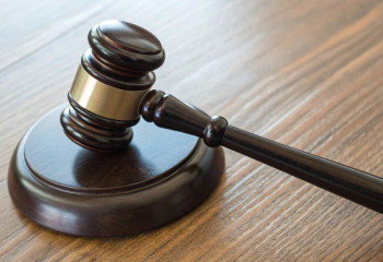 Остались без защиты: суд отказал в авторском праве на созданные ИИ логотипы