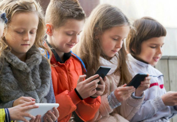 Британияда 16 жасқа дейінгі балаларға әлеуметтік желіні пайдалануға тыйым салынады