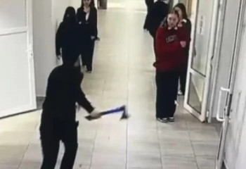 Балта ұстаған оқушы: Турникет жеткілікті ме, әлде бақылау күшейе ме?