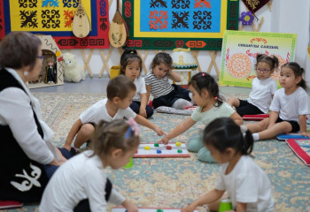 Балабақшада балалар арасындағы дау қалай шешіледі? Маман түсіндірді