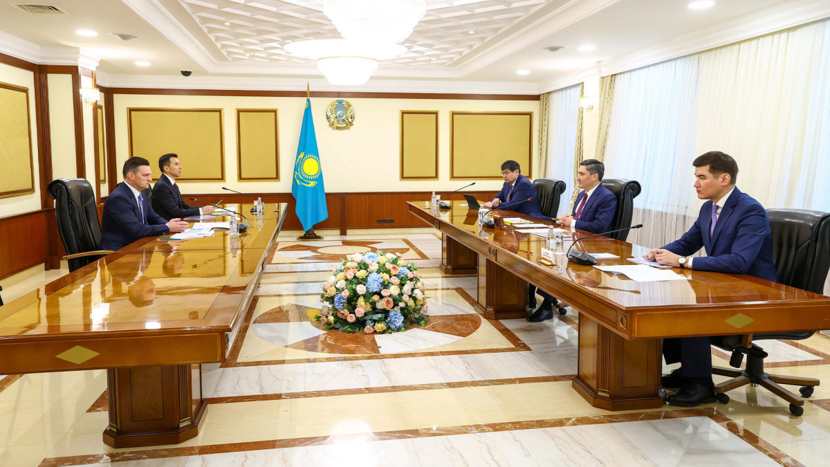 Kazakh PM discusses implementation of joint projects with EDB Chairman