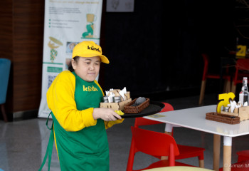 «Ешкімге масыл болғым келмейді»: ерекше кафеде жұмыс істейтін Гүлсапардың оқиғасы