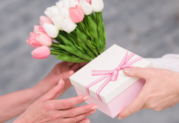 8 наурызда әйелдерге қандай сыйлық беруге болады?