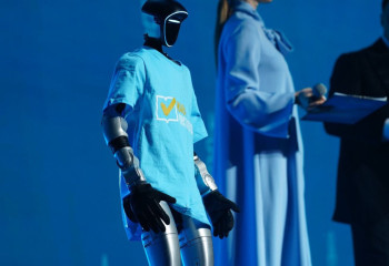 Робот Темірбек пен барыс Әділет Алматыда 5 мың жастың басын қосты