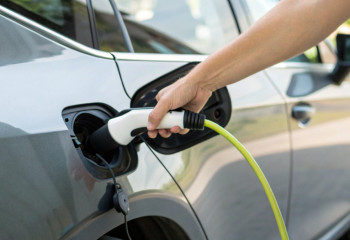 Зарядка за минуты: BYD заявила о батарее, которая почти не уступает по скорости заправке бензином