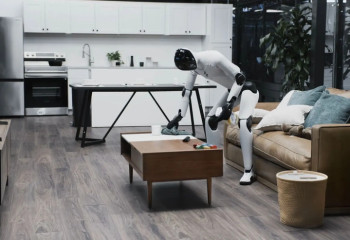 Олар адамға ұқсап барады: үй жинаған гуманоид робот интернеттің жұлдызына айналды