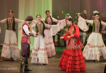 «Өмір – қазына»: қазақ әйелінің тағдыры би тілінде баяндалды