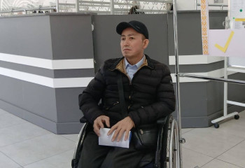 Житель Усть-Каменогорска на коляске приехал на участок, чтобы проголосовать на референдуме