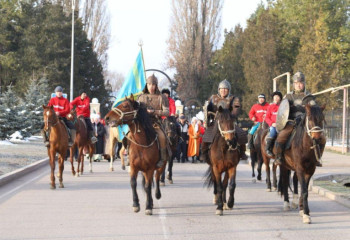 Қайықпен, парапланмен, атпен және ретрокөлікпен: қазақстандықтар референдумға ерекше келді