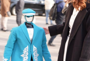 Референдумның ерекше қонағы: учаскеге ұлттық киім киген робот келді