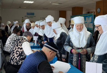 Ақтөбеде 60 ене мен 60 келін бір мезетте дауыс берді