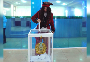 Пираты на избирательном участке: необычные персонажи появились на референдуме в Семее