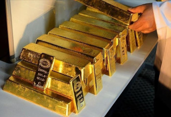Gold rally pauses despite geopolitical tensions as investors favor dollar, yields: Experts
