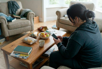 Эмоциялық аштық: біз шынымен ашпыз ба, әлде күйзелісті «жеп» жүрміз бе?