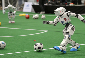 Гуманоид из Южной Кореи удивил пластикой и игрой в футбол