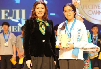 Түнгі 1-де қол қойған министр: Сүлейменова олимпиада жеңімпаздарын марапаттады