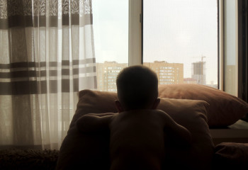 «Қауіп көз алдымызда»: балалардың терезеден құлау оқиғалары неге көбейді?