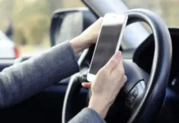 Рөлде телефон қолдану: айыппұлдан қалай сақтануға болады?