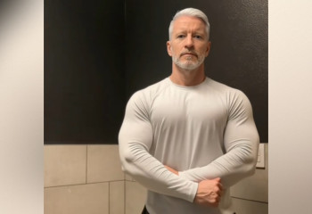 Дедушка после развода похудел на 20 лет и стал крашем соцсетей