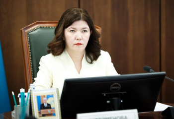 «Бәрін тоқтаттық». Министр Сүлейменова мұғалімдерден сүйінші сұрады