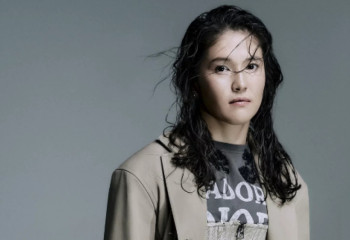 «Жаныңды қинайтын адам кездесер»: Назым Қызайбай танымал әншінің бапкері болды