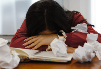 Дипломсыз психологтар дәуірі аяқталды: Коучтар мен «инста-психологтарды» не күтіп тұр?