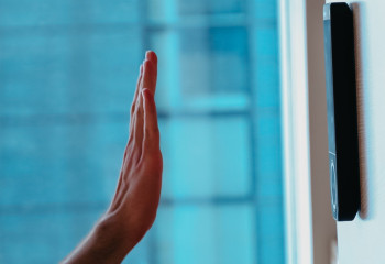 Жаңа ереже: енді алақан ізі бес жыл сақталады