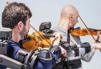 Ақылды қолғап музыканттардың үйлесімді ойнауына көмектеседі