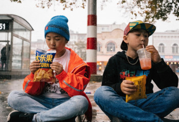 Рыб накормили китайскими снеками - 40% погибли: казахстанский эксперт выявила риски для здоровья