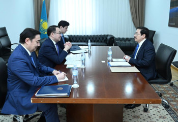 Ambassador of El Salvador presents copies of letters of credence